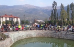 Gemlik'te motokrosçular Atatürk imzasına tırmandı