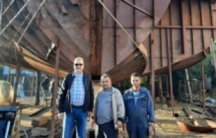 Karacabey'de 200 tonluk dev balıkçı teknesi karadan yürütüldü