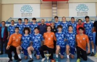 Nilüferli hentbolcular kupayla döndü