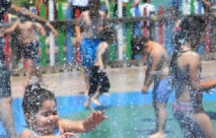 Çocuklar bayramı su oyunları parkında geçirdi