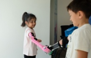 Robot eller çocukların yüzünü güldürdü