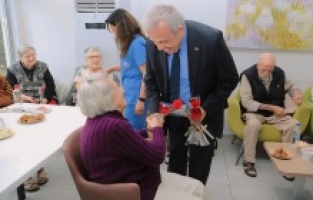 Başkan Şadi Özdemir’den huzurevindeki annelere sürpriz ziyaret