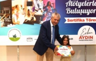 Çocuk drama atölyesinde sertifika heyecanı