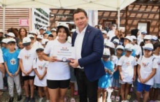 Osmangazi’nin yüzme kurslarında 6 bin öğrenci yüzme öğrendi