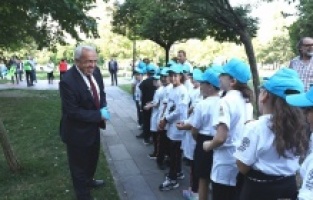 Başkan Şadi Özdemir öğrencilerle parkta temizlik yaptı