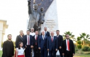 Osmangazi Belediyesi girişine Atatürk Anıtı