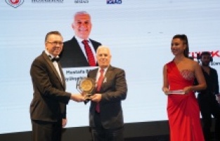 Bozbey’e “Cumhuriyete Değer Katanlar Ödülü