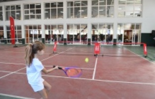 Geleceğin şampiyon raketleri korta çıktı