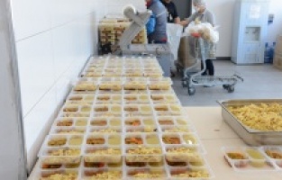 Nilüfer’de ihtiyaç sahiplerine sıcak yemek desteği