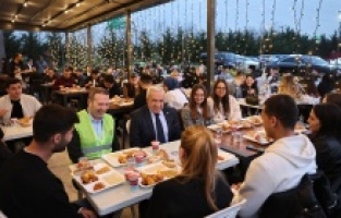 Başkan Şadi Özdemir gençlerle iftarda buluştu