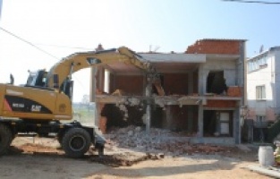 Nilüfer’de 2 katlı kaçak bina yıkıldı
