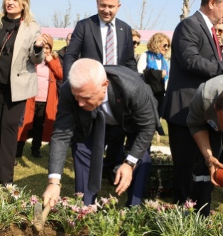 Kadınlar Günü’nde çiçekler toprakla buluştu