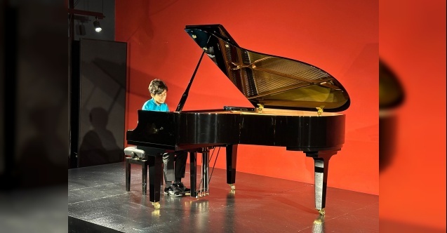 Genç piyanist Ali Keskin yeteneğiyle alkışları topladı