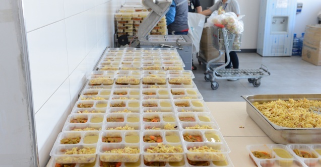 Nilüfer’de ihtiyaç sahiplerine sıcak yemek desteği