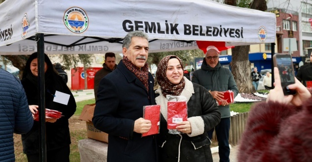 Gemlik Belediyesi’nden Türk Bayrağı dağıtımı
