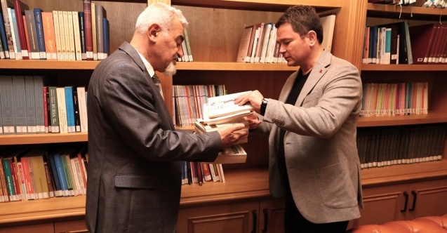 ÇGD Bursa Şubesi Osmangazi’ye Uğur Mumcu kitaplarını bağışladı